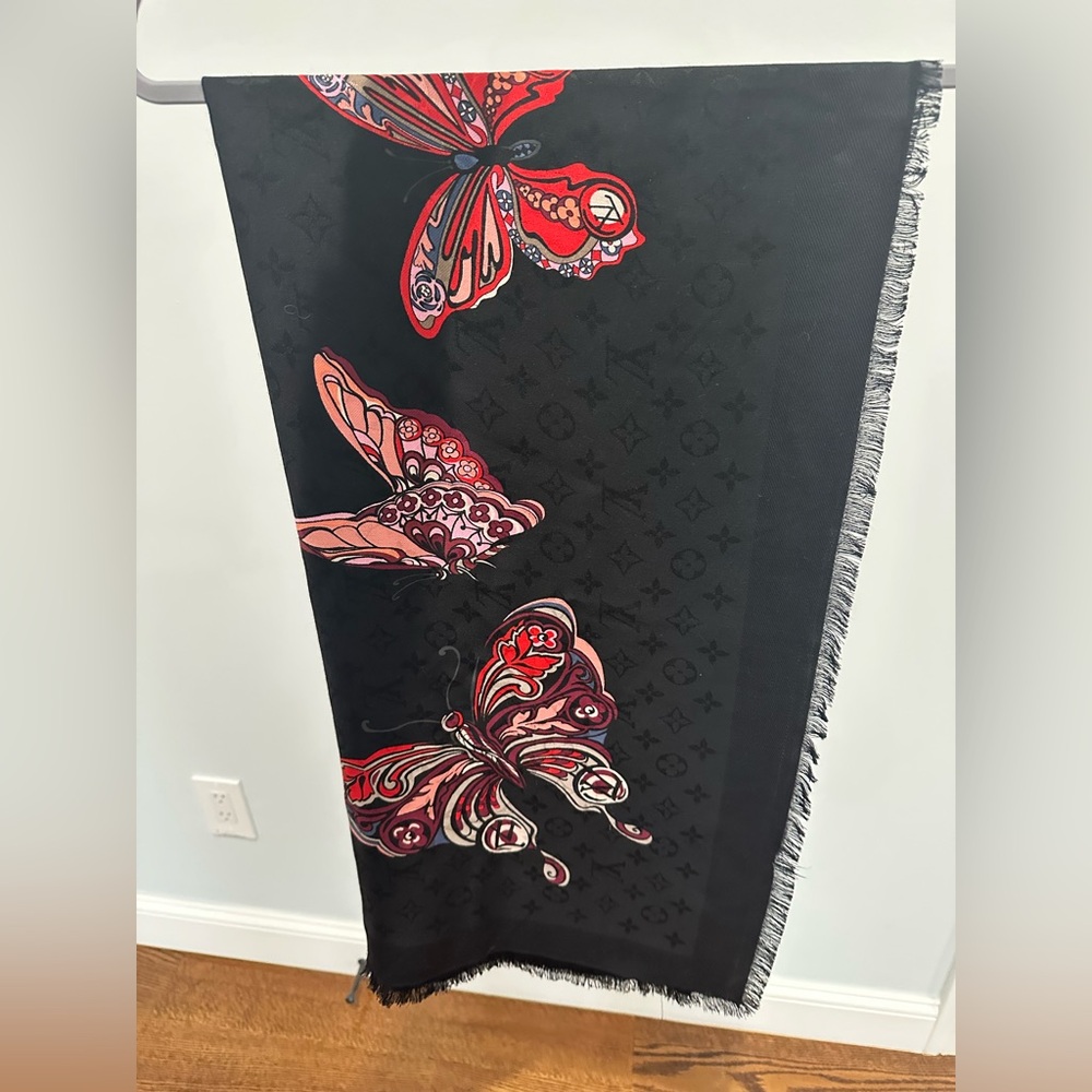 Louis Vuitton World Of Love Monogram Shawl Noir - Picture 5 of 9